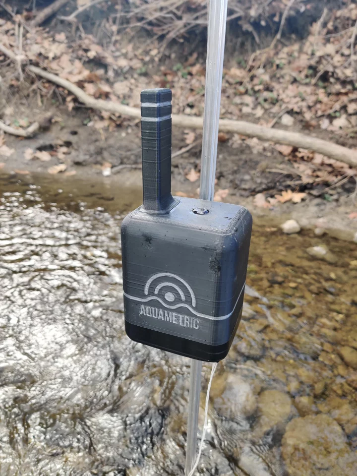 Aquametric device installed in a stream